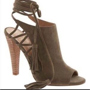 NEW Banana Republic Army Green Lace Up Open Heel cutout Shoes Heels Pumps 9.5